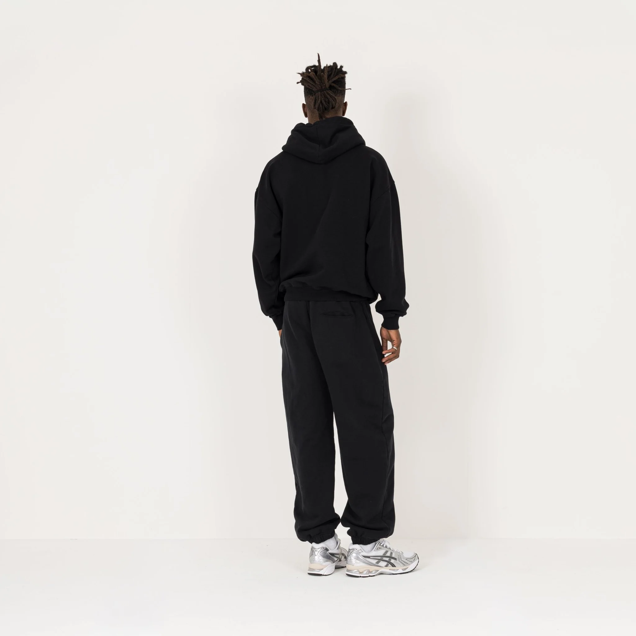 Relaxed Cuffed Sweatpant - Black - Image 7